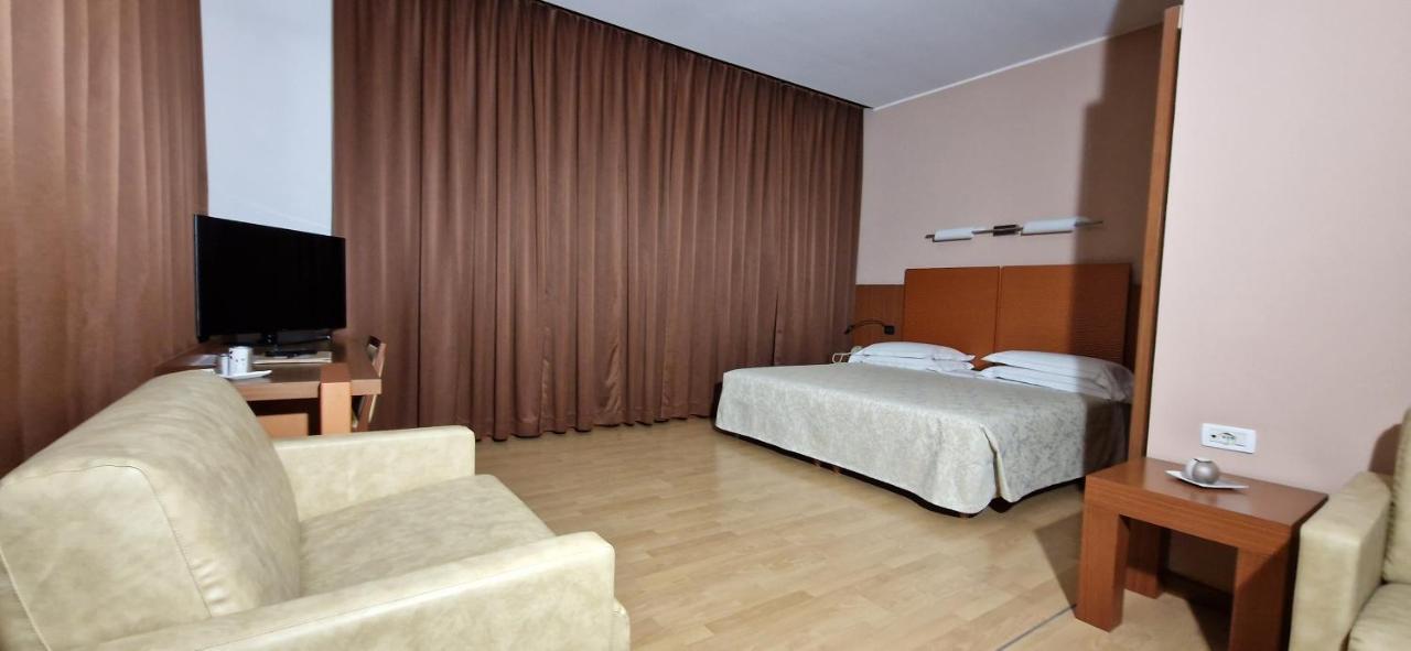 Bella Italia Palace Hotel Novara Exterior foto