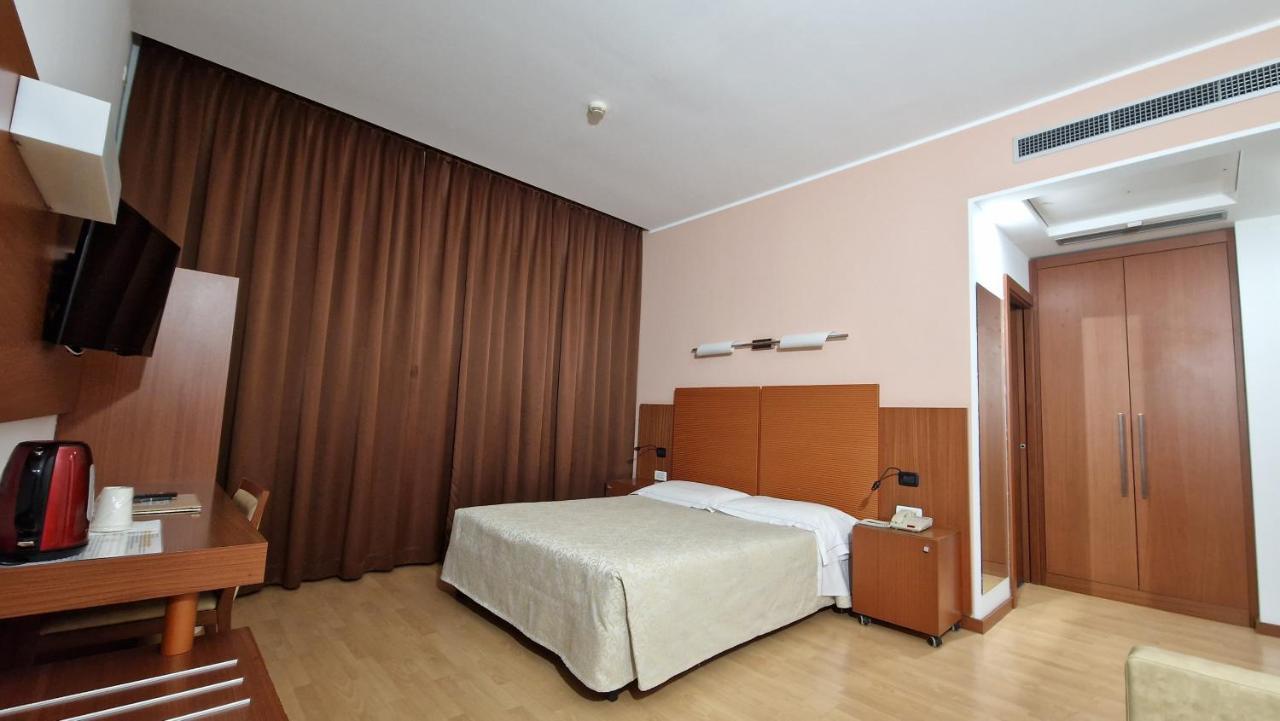 Bella Italia Palace Hotel Novara Exterior foto