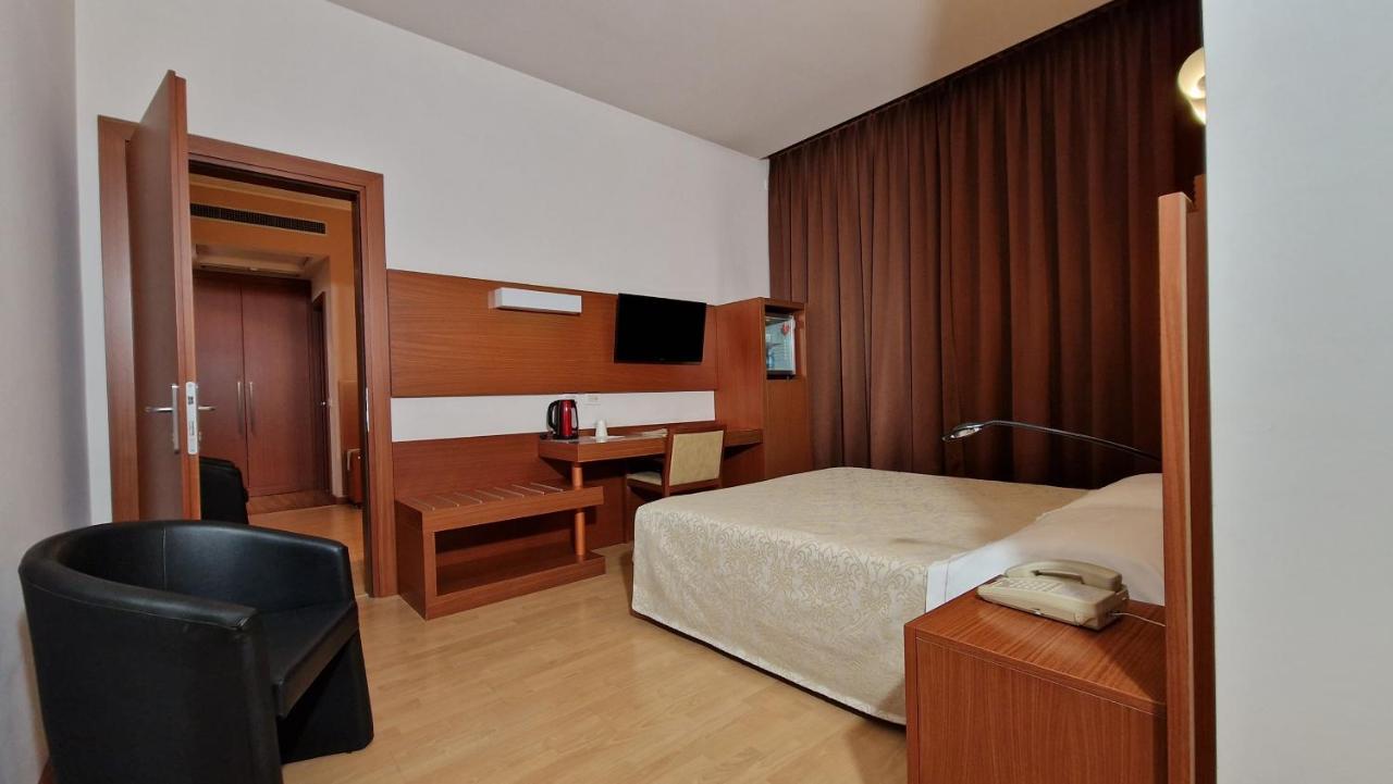 Bella Italia Palace Hotel Novara Exterior foto